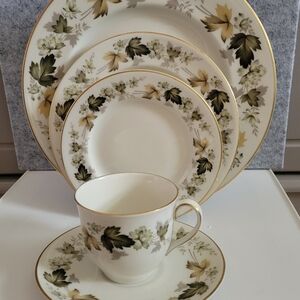 Royal Doulton Larchmont Vintage White Green Brown Leaf 5 Piece Setting Gold Rim